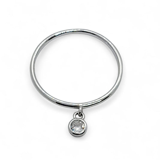 Anillo con detalle colgante de circonita