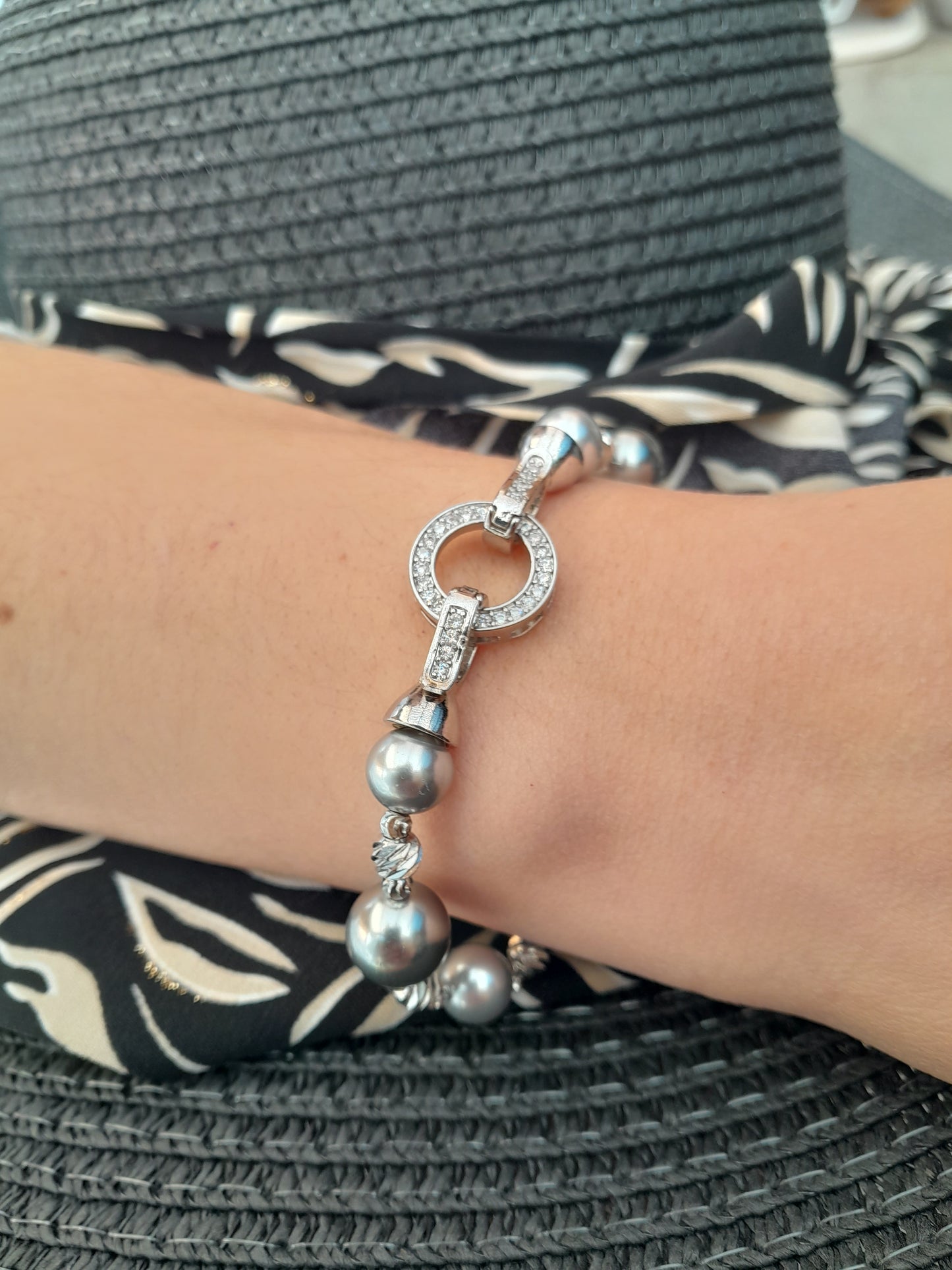 Pulsera perlas y broche brillante
