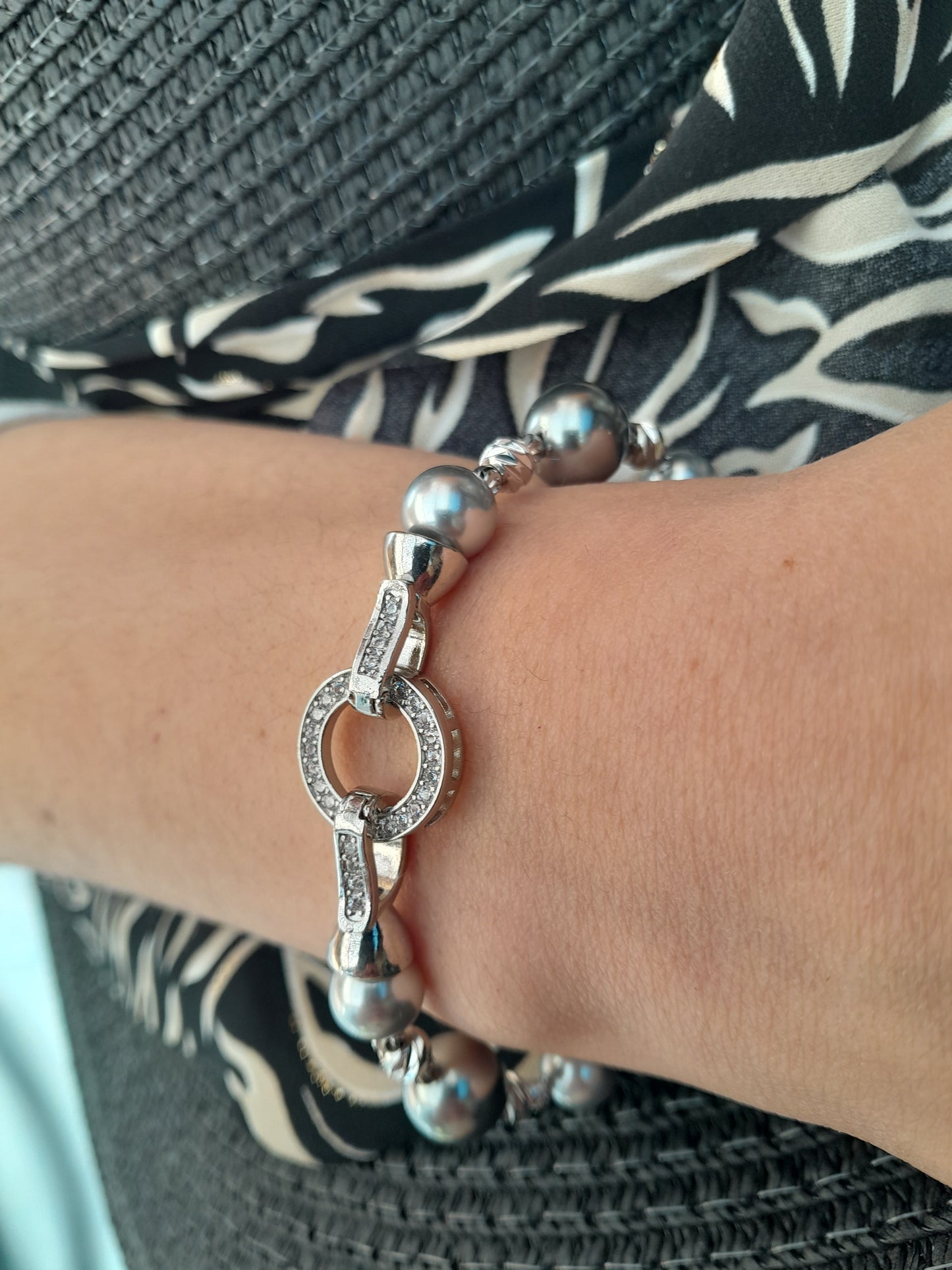 Pulsera perlas y broche brillante