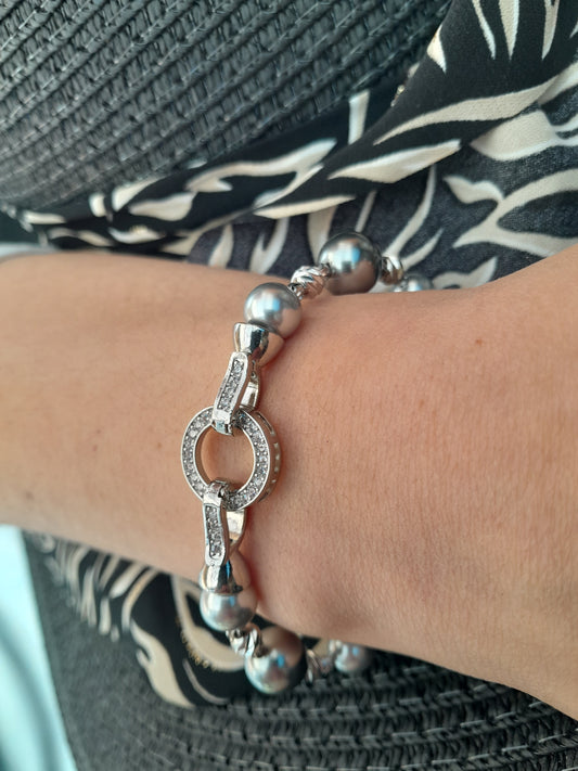 Pulsera perlas y broche brillante