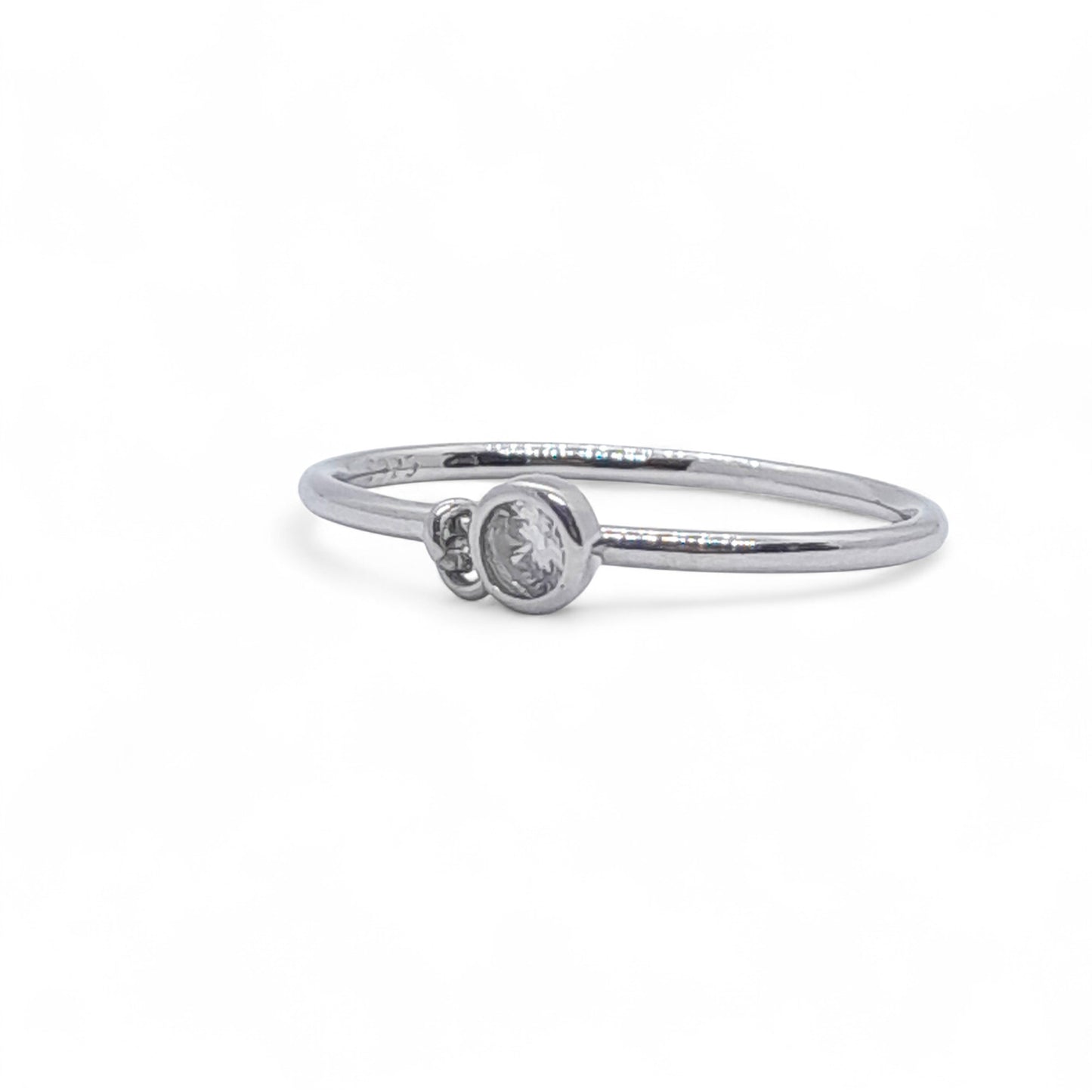 Anillo con detalle colgante de circonita