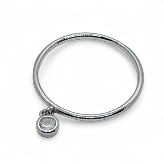 Anillo con detalle colgante de circonita