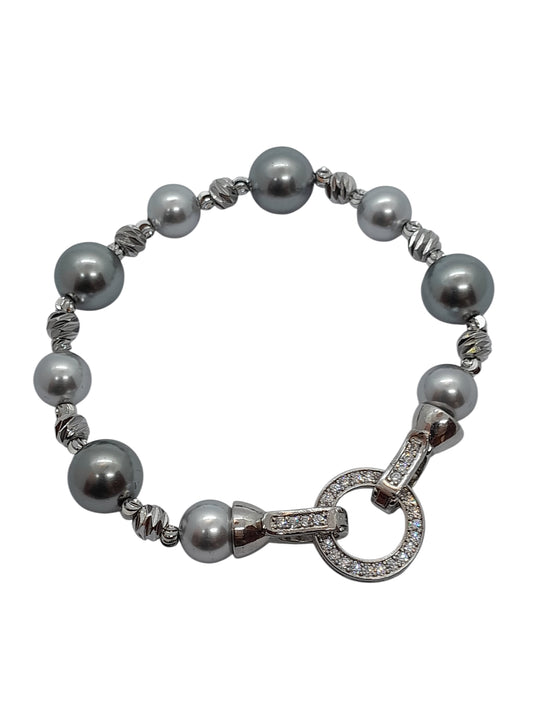 Pulsera perlas y broche brillante