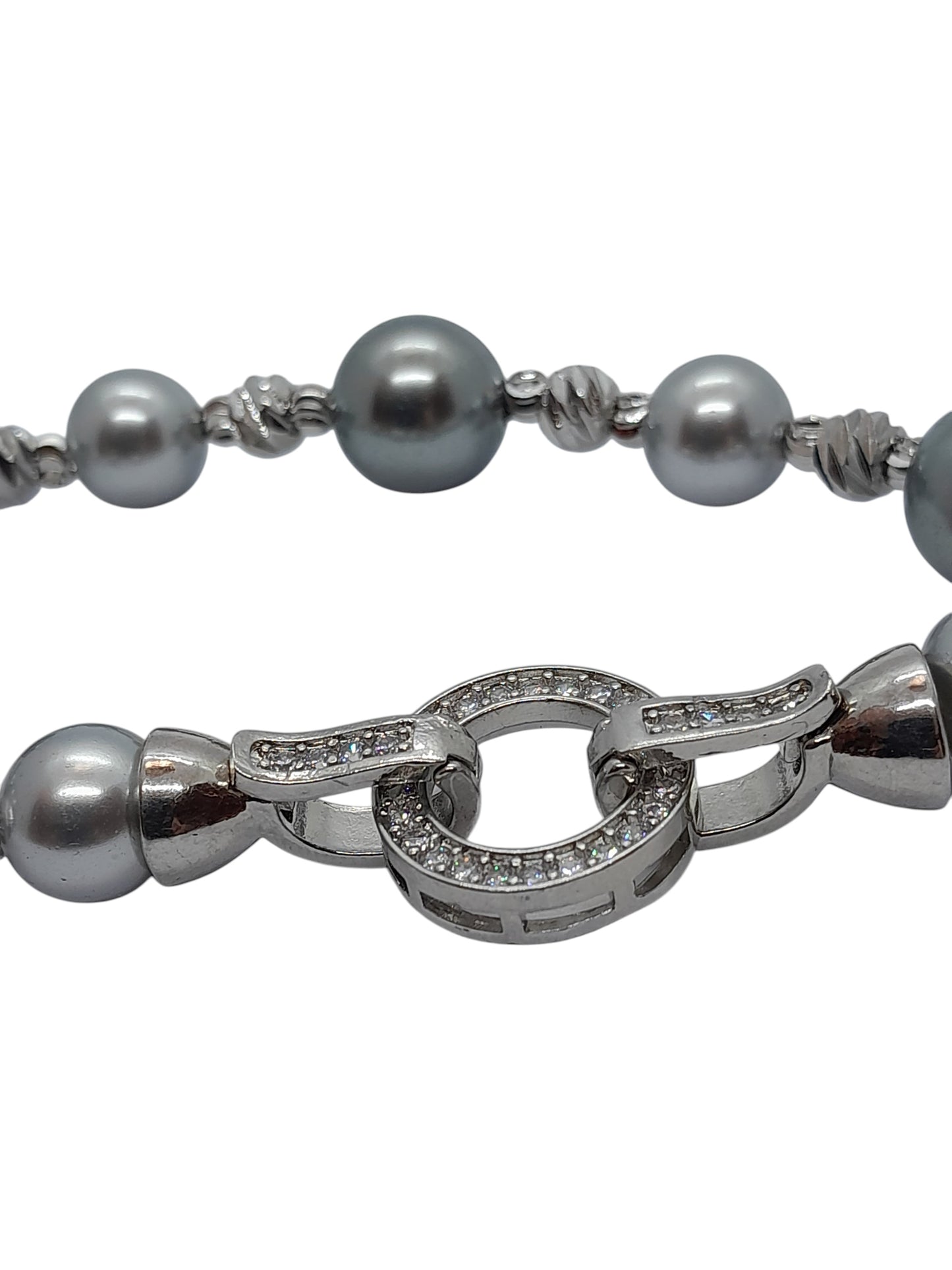 Pulsera perlas y broche brillante
